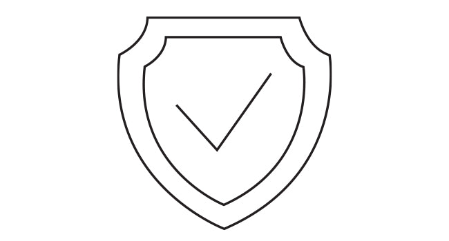 Een eenvoudige, zwarte lijntekening van een schild met een vinkje erin, symboliseert veiligheid en betrouwbaarheid