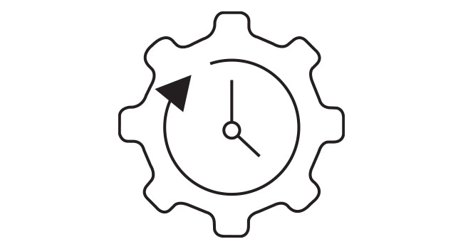 Zwart-witte afbeelding van een tandwiel met een klok en een pijl, symboliseert tijdbeheer en efficiëntie in processen