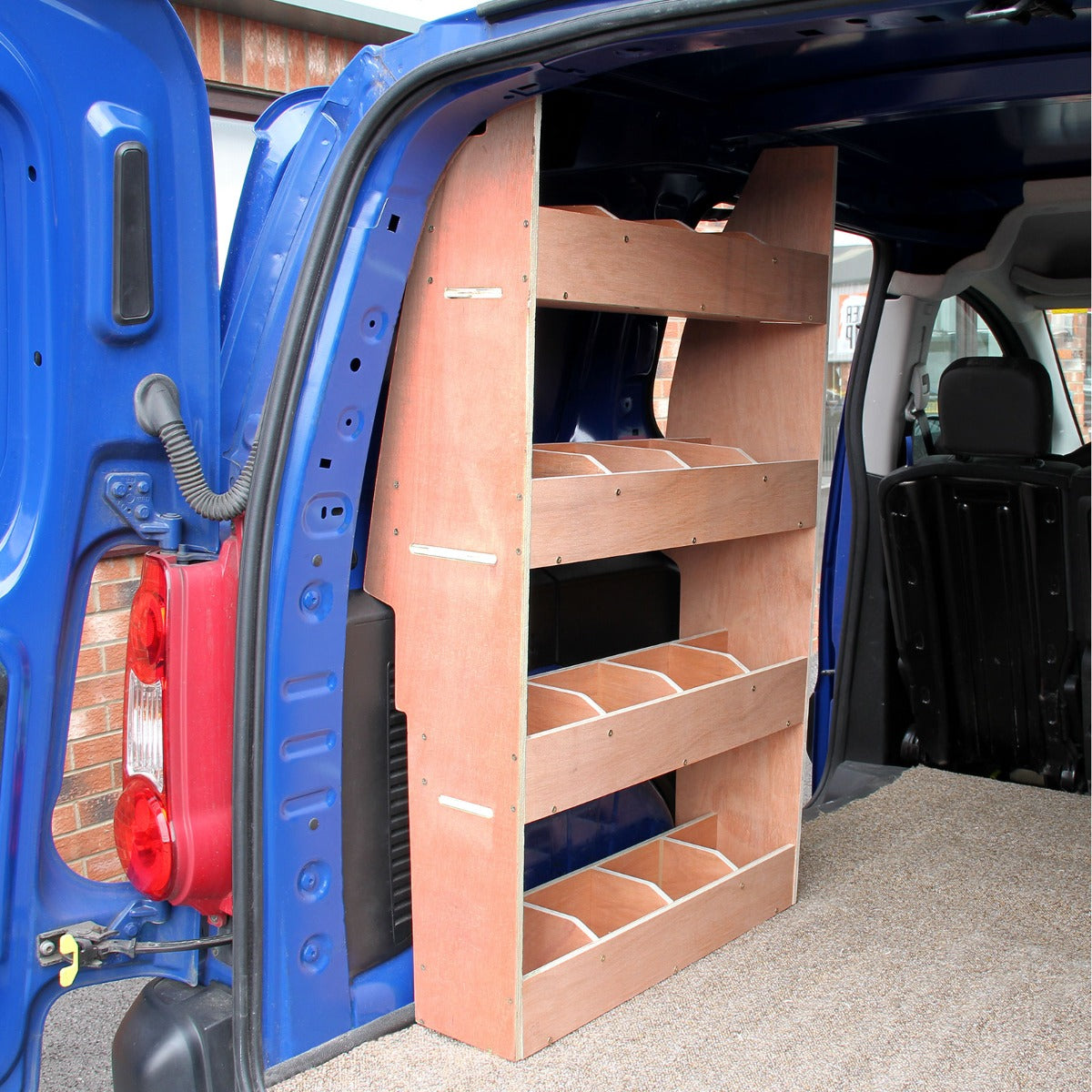Zwarte bestelwagenbekleding met een houten rek in een Citroën Berlingo, met drie open schappen voor opslag en organisatie