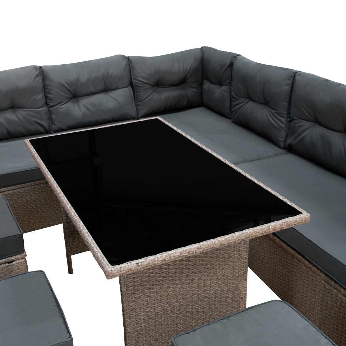 Grijze polyrattan hoekmeubelset met comfortabele kussens en een zwart glazen tafelblad, perfect voor buitengebruik