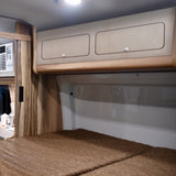 Lichte houten bovenkasten voor camperbusje met twee lades, strakke afwerking en moderne uitstraling, perfect voor ruimtebesparing