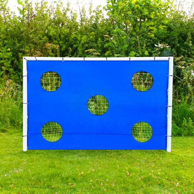 Blauw voetbaldoel met vijf netten, ideaal voor training, geplaatst op een groene grasmat met bomen op de achtergrond