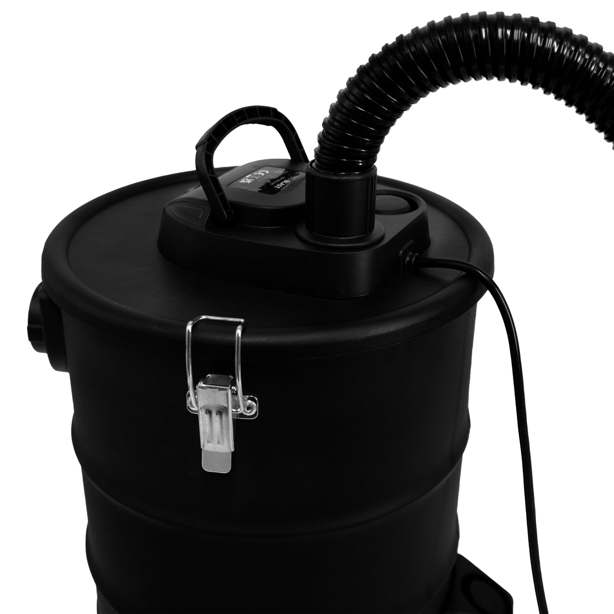 Zwarte 20L asstofzuiger met stevige handgreep, flexibele slang en metalen sluiting, ideaal voor het reinigen van haardas en rookkanalen