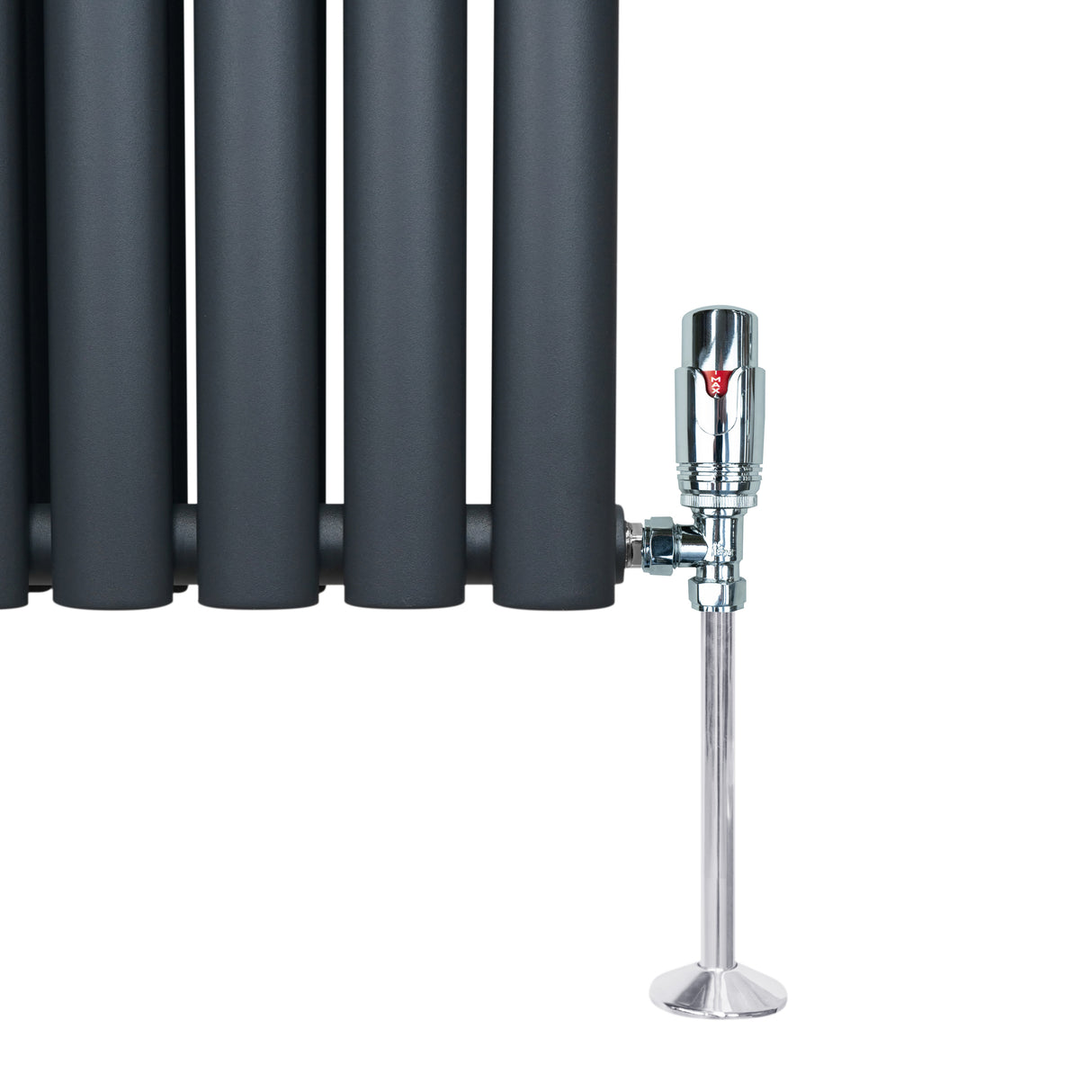 Chroom thermostatische radiatorkraan met glanzende afwerking, geplaatst naast een moderne, zwarte verticale radiator met ronde buizen