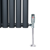Chroom thermostatische radiatorkraan met glanzende afwerking, geplaatst naast een moderne, zwarte verticale radiator met ronde buizen