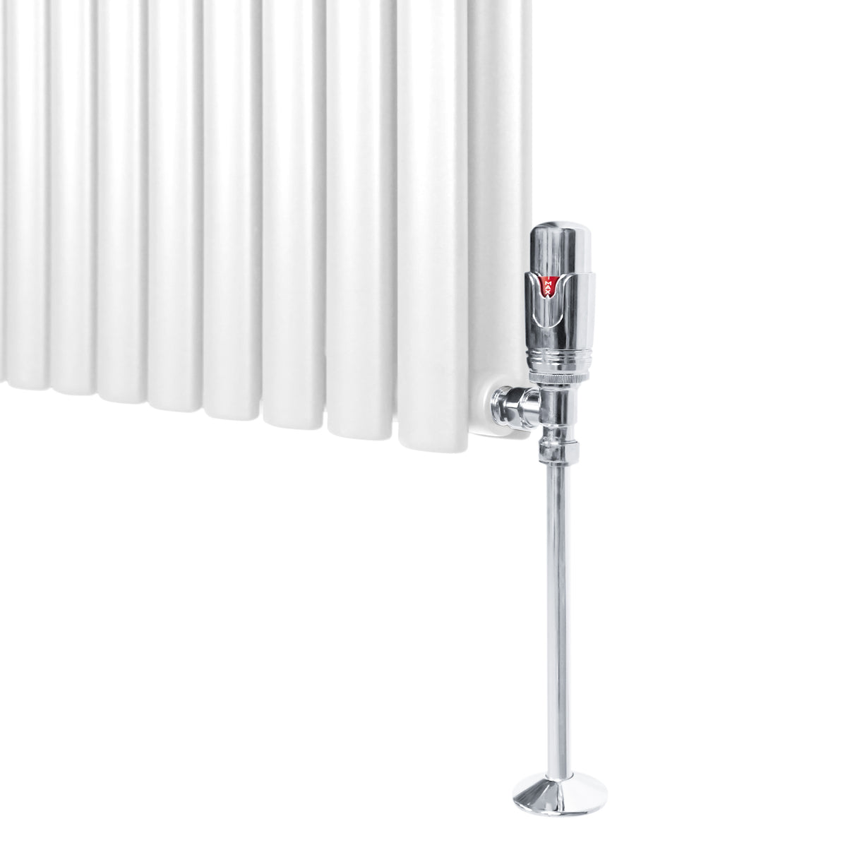 Chroom thermostatische radiatorkraan met glanzende afwerking en een moderne, slanke vorm, geplaatst naast een witte radiator