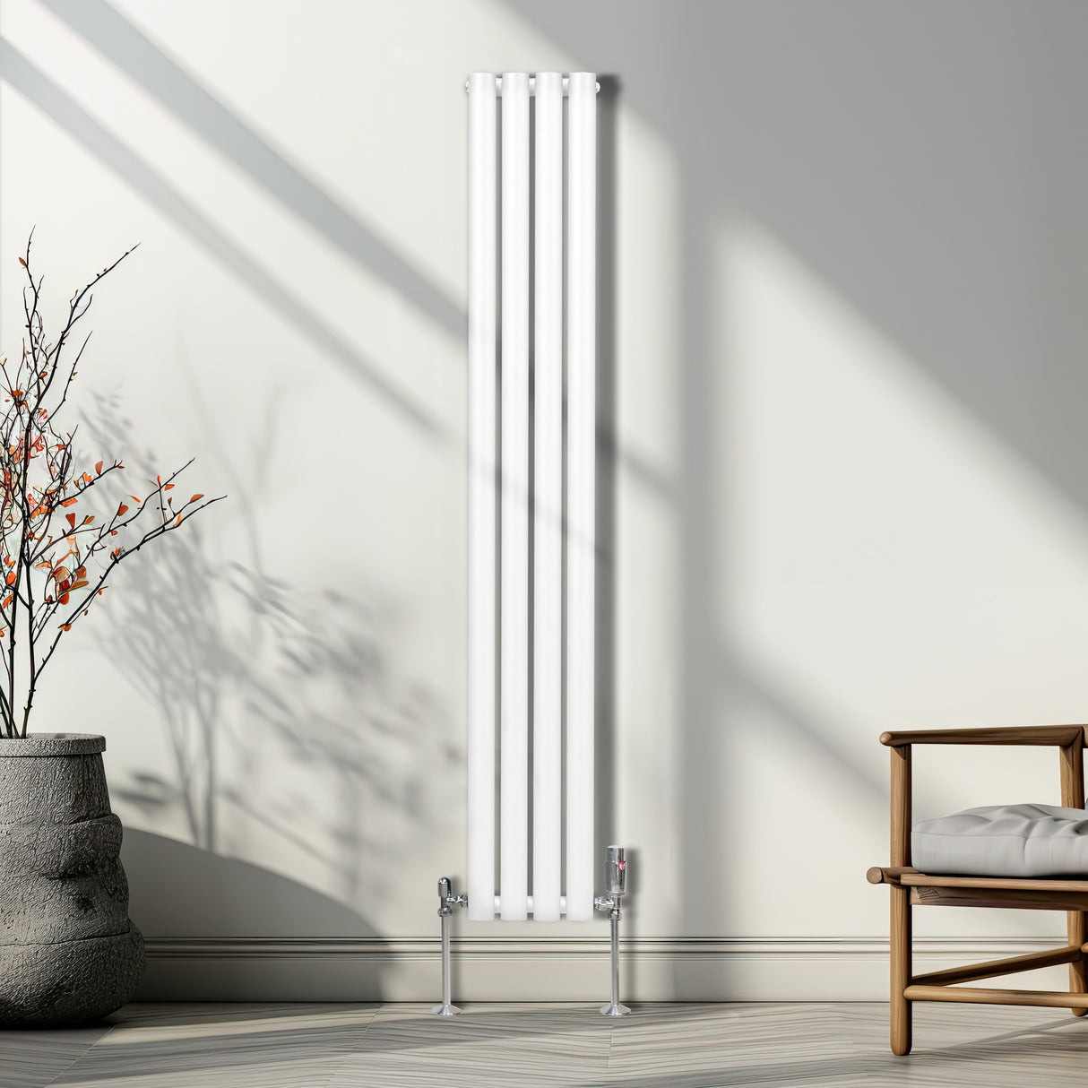 Chroom thermostatische radiatorkranen met een glanzende afwerking, geplaatst naast een moderne witte radiator in een lichte ruimte