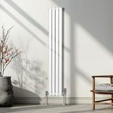 Chroom thermostatische radiatorkranen met een glanzende afwerking, geplaatst naast een moderne witte radiator in een lichte ruimte