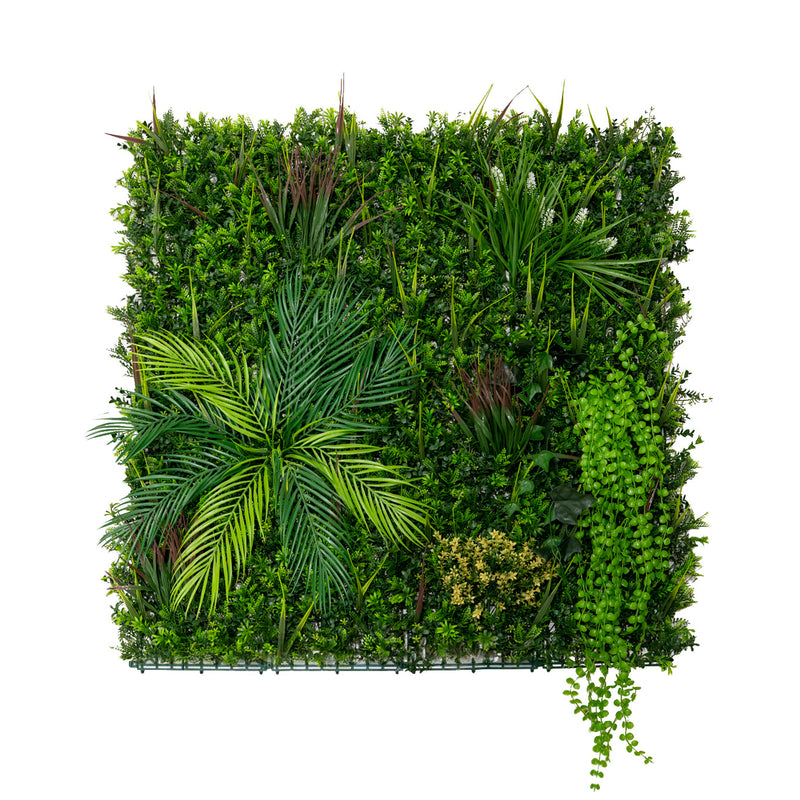 Groene wanddecoratie met diverse kunstplanten, waaronder palmen en hangplanten, op een metalen rooster voor een levendige uitstraling
