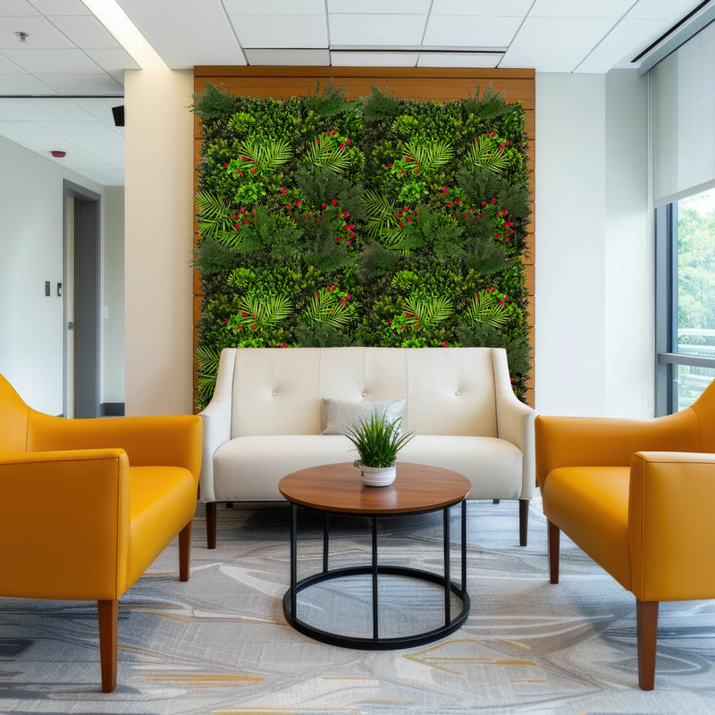 Moderne woonkamer met een groene plantenwand, een witte bank, twee gele fauteuils en een ronde houten salontafel met een klein plantje