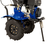 Blauwe 7,5 pk benzine tuinfrees met stevige rubberen banden, metalen frame en krachtige motor voor efficiënte grondbewerking