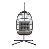 Zwarte rotan hangstoel met een comfortabele grijze kussen, modern ontwerp en stevige metalen basis voor binnen en buiten gebruik