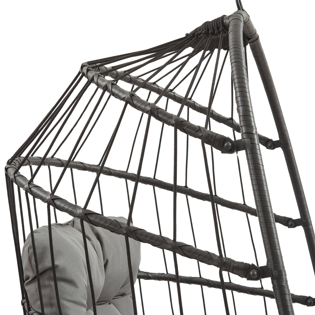 Zwart rotan hangstoel met een open structuur, afgewerkt met stevige touwen en een comfortabele grijze kussen voor extra steun