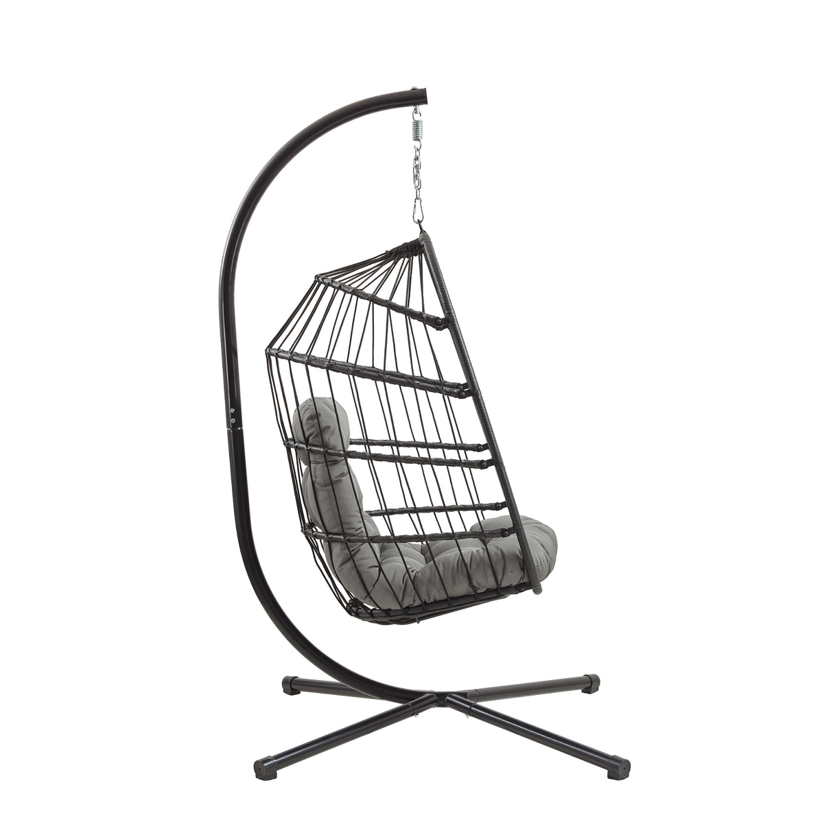 Zwarte rotan hangstoel met een moderne, gebogen metalen standaard en een comfortabele grijze kussen voor extra zitgemak