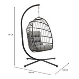 Zwart rotan hangstoel met een moderne, open structuur en een comfortabele grijze kussen, perfect voor binnen of buiten gebruik