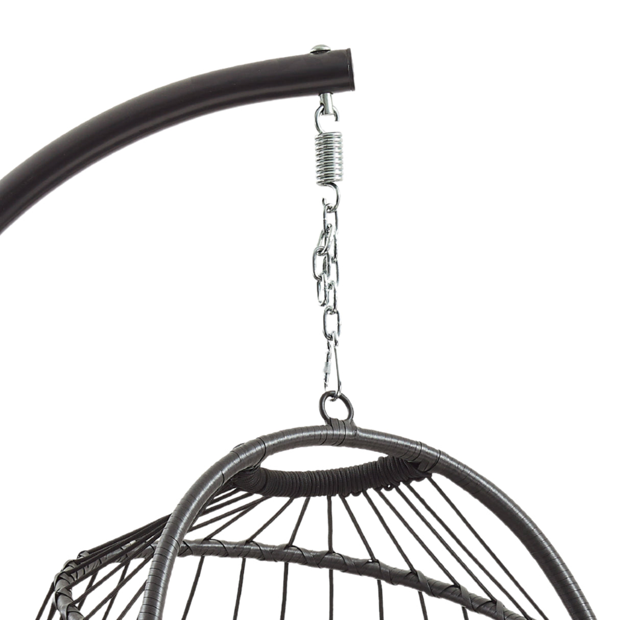 Zwart rotan hangstoel met een stevige metalen ophanghaak en een elegante, ronde vorm voor een moderne uitstraling