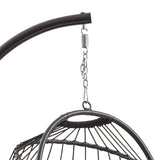 Zwart rotan hangstoel met een stevige metalen ophanghaak en een elegante, ronde vorm voor een moderne uitstraling