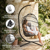 Zwarte rotan hangstoel met een stevig frame, comfortabele 15 cm dikke kussen en beschermende regenhoes, perfect voor buitengebruik