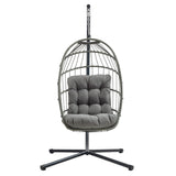 Grijze rotan hangstoel met een comfortabele, zachte kussen en een stevige metalen standaard, perfect voor binnen en buiten