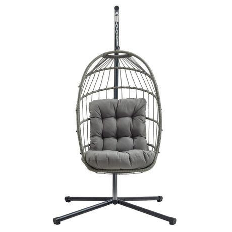 Grijze rotan hangstoel met een comfortabele, zachte kussen en een stevige metalen standaard, perfect voor binnen en buiten