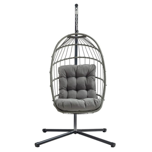 Grijze rotan hangstoel met een comfortabele, zachte kussen en een stevige metalen standaard, perfect voor binnen en buiten