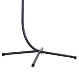 Grijze rotan hangstoel met een stevige metalen standaard, perfect voor binnen- en buitenshuis, biedt comfort en stijl