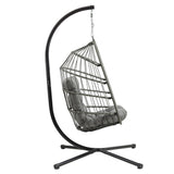 Grijze rotan hangstoel met een metalen frame, comfortabele kussens en een moderne, stijlvolle uitstraling voor binnen en buiten