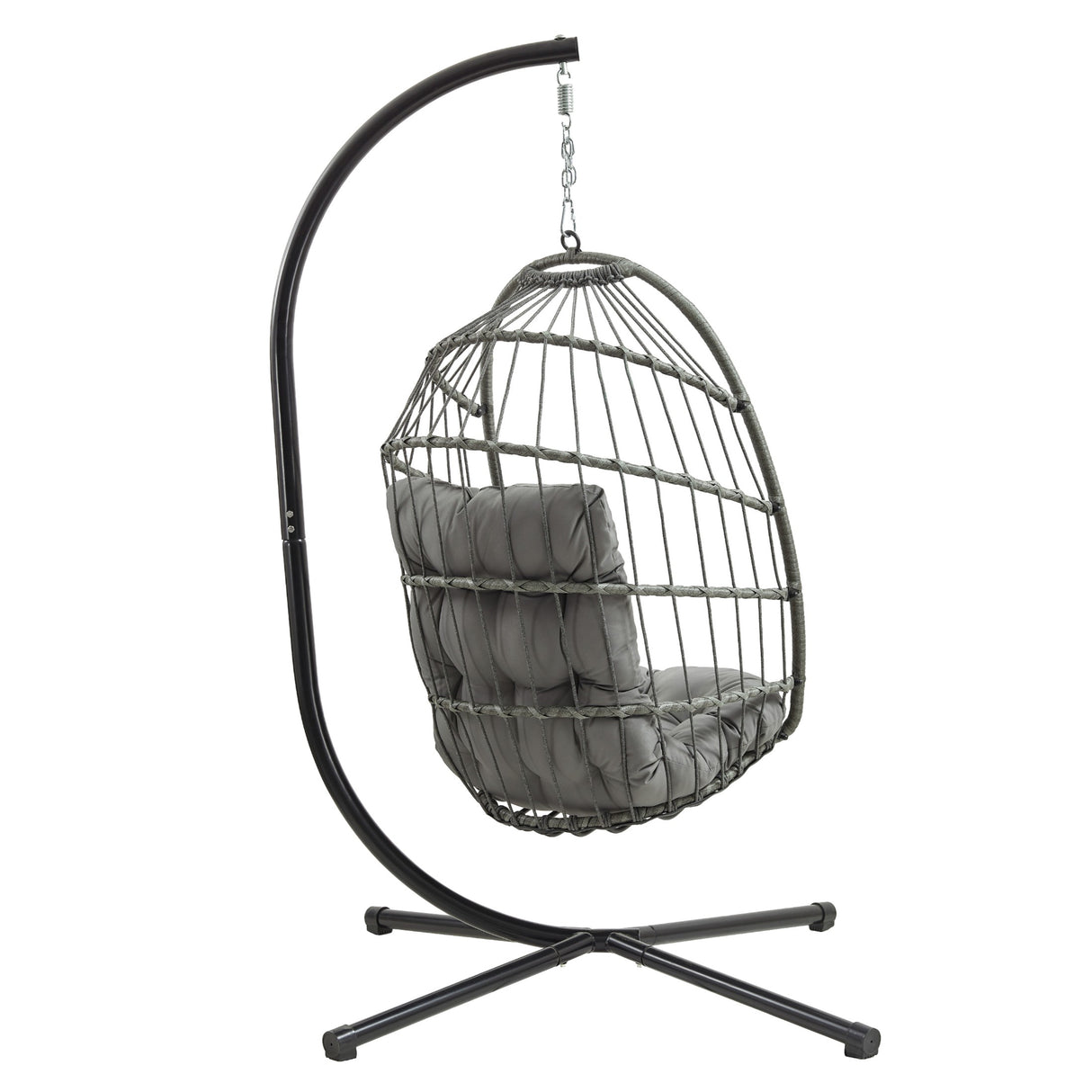 Grijze rotan hangstoel met een comfortabele kussen, hangend aan een zwart metalen frame met een stevige basis en elegante vorm
