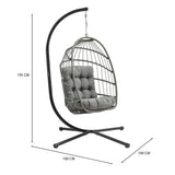 Grijze rotan hangstoel met een comfortabele kussen, hangend aan een stevige zwarte standaard, perfect voor binnen en buiten