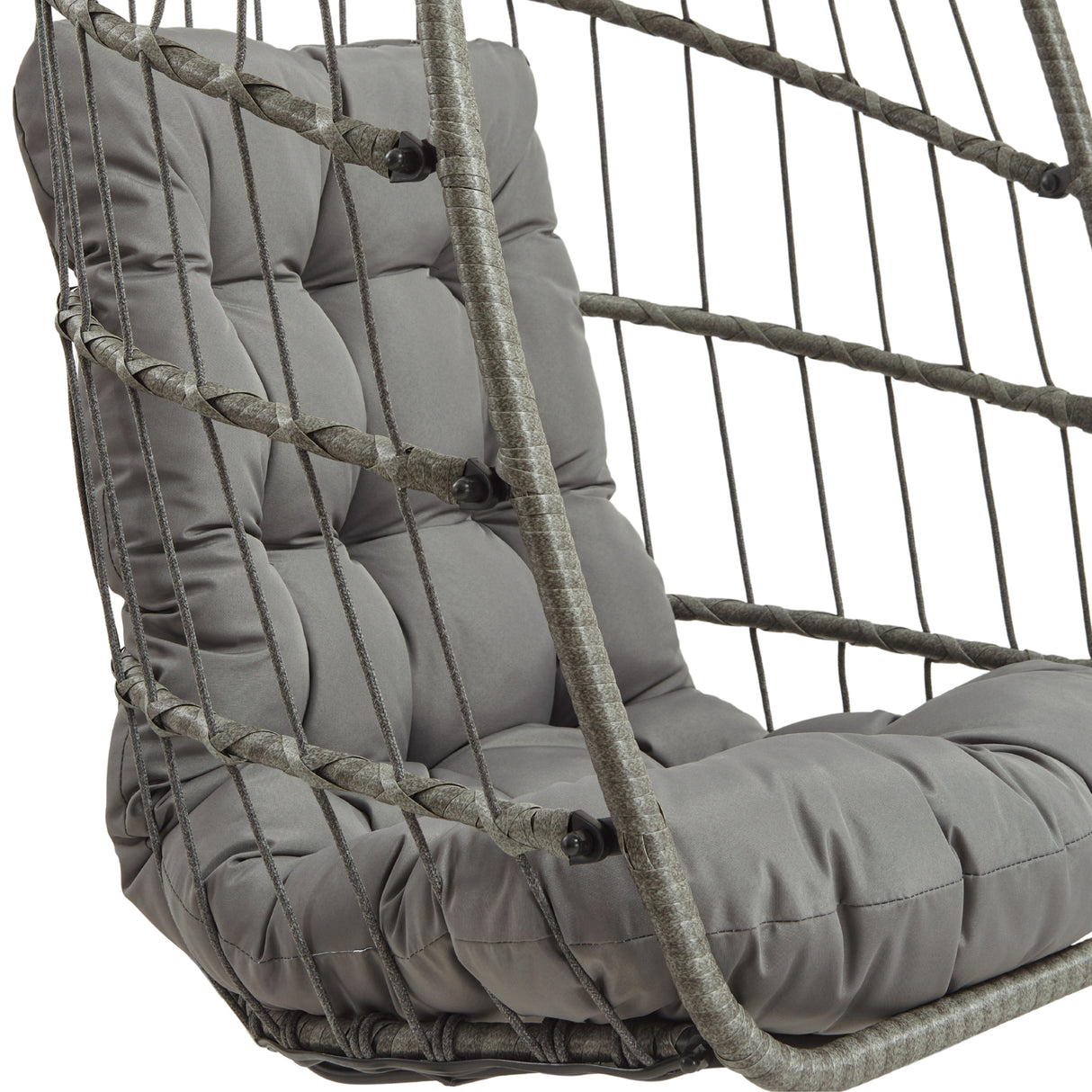 Grijze rotan hangstoel met een comfortabele, gestoffeerde kussen en een opengewerkt, gevlochten ontwerp voor een moderne uitstraling