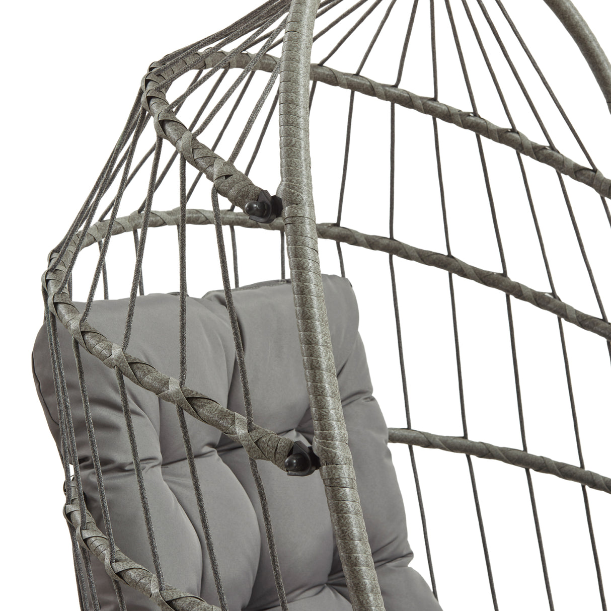 Grijze rotan hangstoel met een opengewerkt ontwerp en een comfortabele, zachte kussen voor extra zitgemak