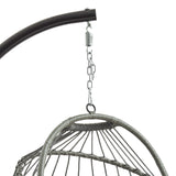 Grijze rotan hangstoel met een ronde vorm, hangend aan een stevige metalen haak, perfect voor binnen- en buitengebruik