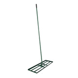 Groene 100 cm gazon egaliseerhark met een lange steel en een brede, vlakke metalen basis voor het egaliseren van grasvelden
