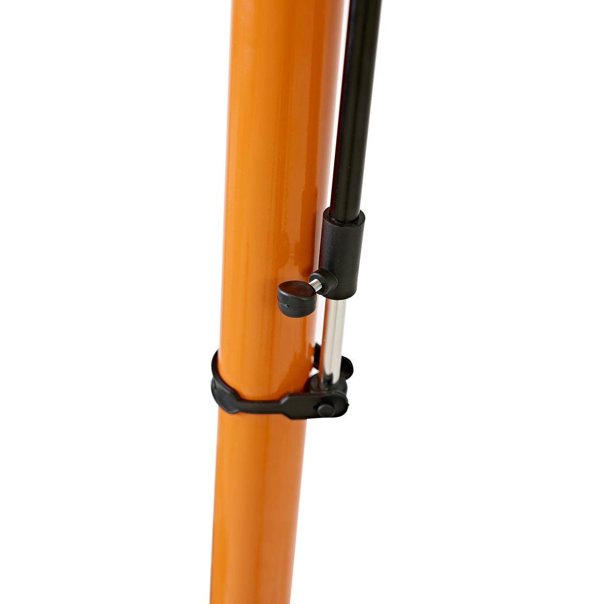 Oranje fiets montagestandaard met een stevige metalen constructie en verstelbare hoogte, ideaal voor onderhoud en reparaties