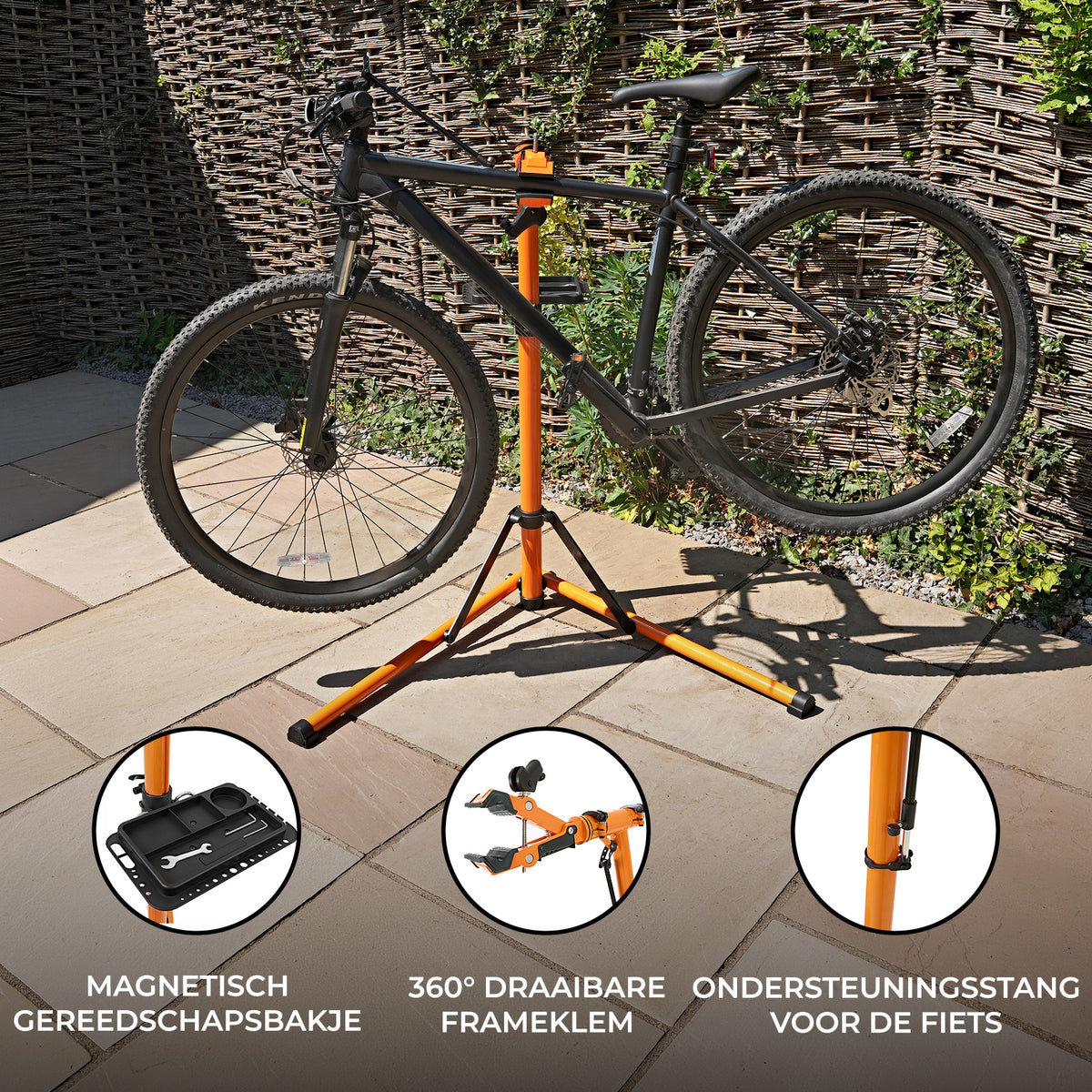 Zwarte mountainbike op een oranje fietsmontagestandaard met een magnetisch gereedschapsbakje en 360° draaibare frameklem