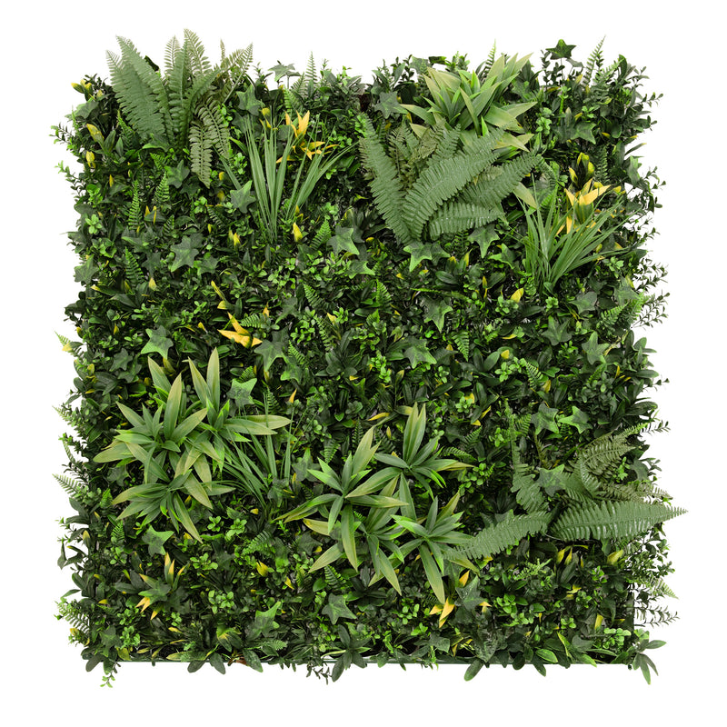 Een weelderige groene wanddecoratie met verschillende soorten bladeren, waaronder varens en klimop, in diverse tinten groen