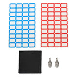 Set van ruilkaarten met blauwe en rode labels, een zwarte doek en twee metalen sluitingen voor een veilige opberging