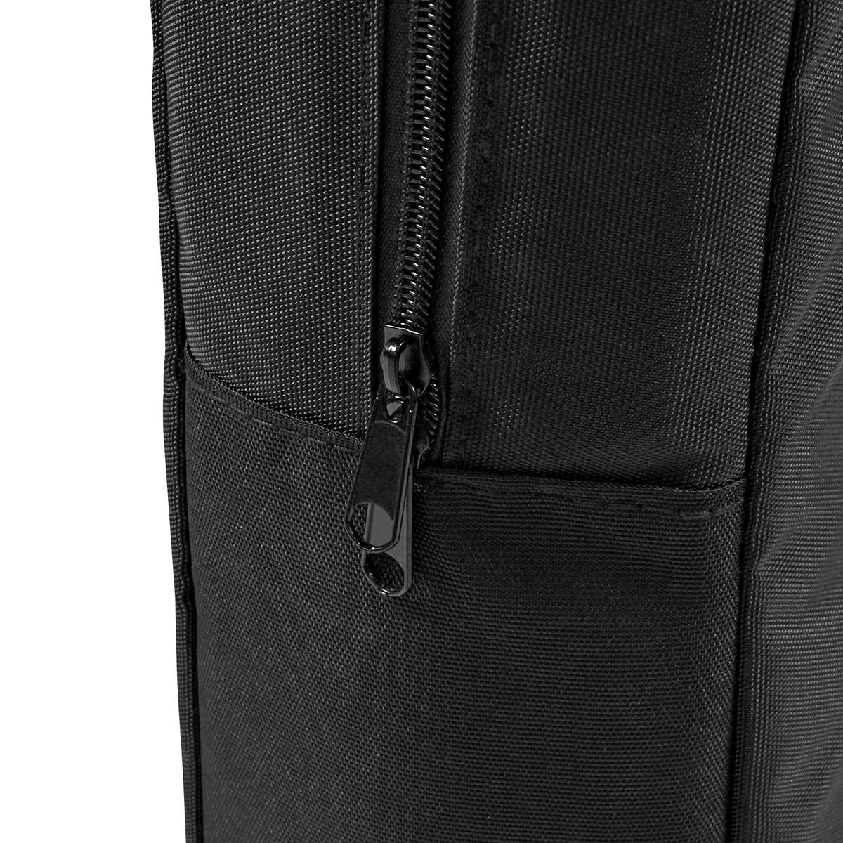 Zwarte tas met stevige rits, gemaakt van duurzaam nylon, met een gladde textuur en een praktische zijzak voor extra opbergruimte