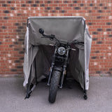 Zilverkleurige motorbescherming met een stevige structuur, perfect voor het beschermen van een motor tegen weersinvloeden en stof