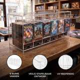 Transparante acryl opbergdoos met zes vakken voor kaarten, veilig stapelbaar en UV-bestendig, geplaatst op een houten tafel in een boekwinkel