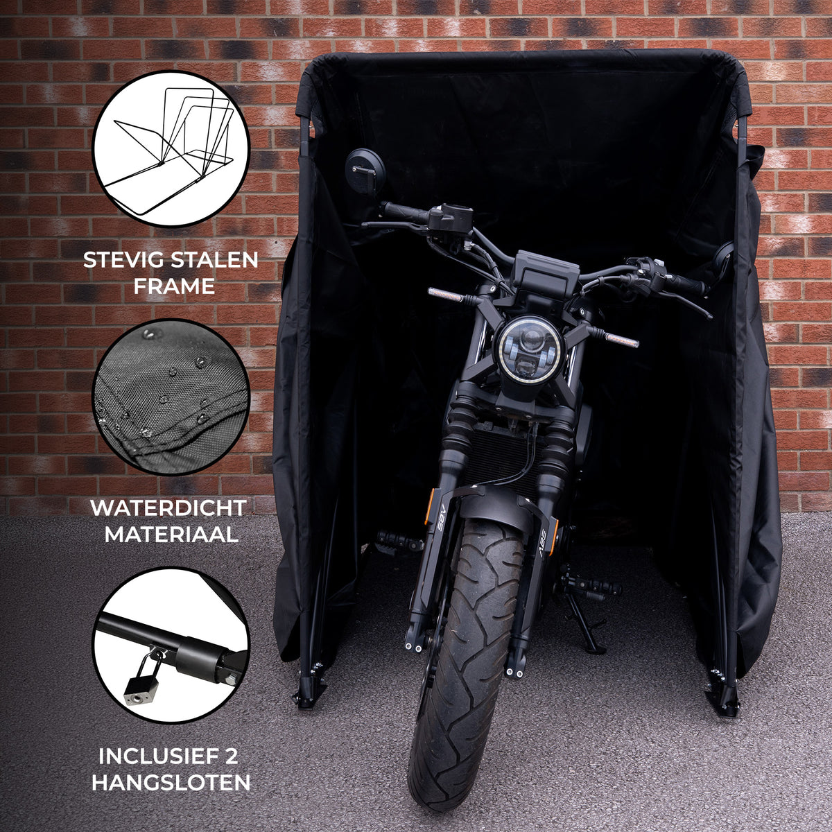 Zwarte motorbeschermhoes met stevig stalen frame, waterdicht materiaal en twee hangsloten, perfect voor buitengebruik
