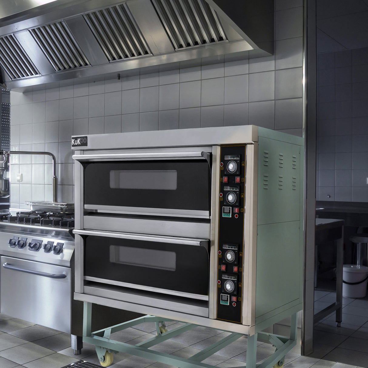Professionele KuKoo pizza- en bakoven met twee zwarte compartimenten, roestvrijstalen afwerking en gebruiksvriendelijke bedieningselementen