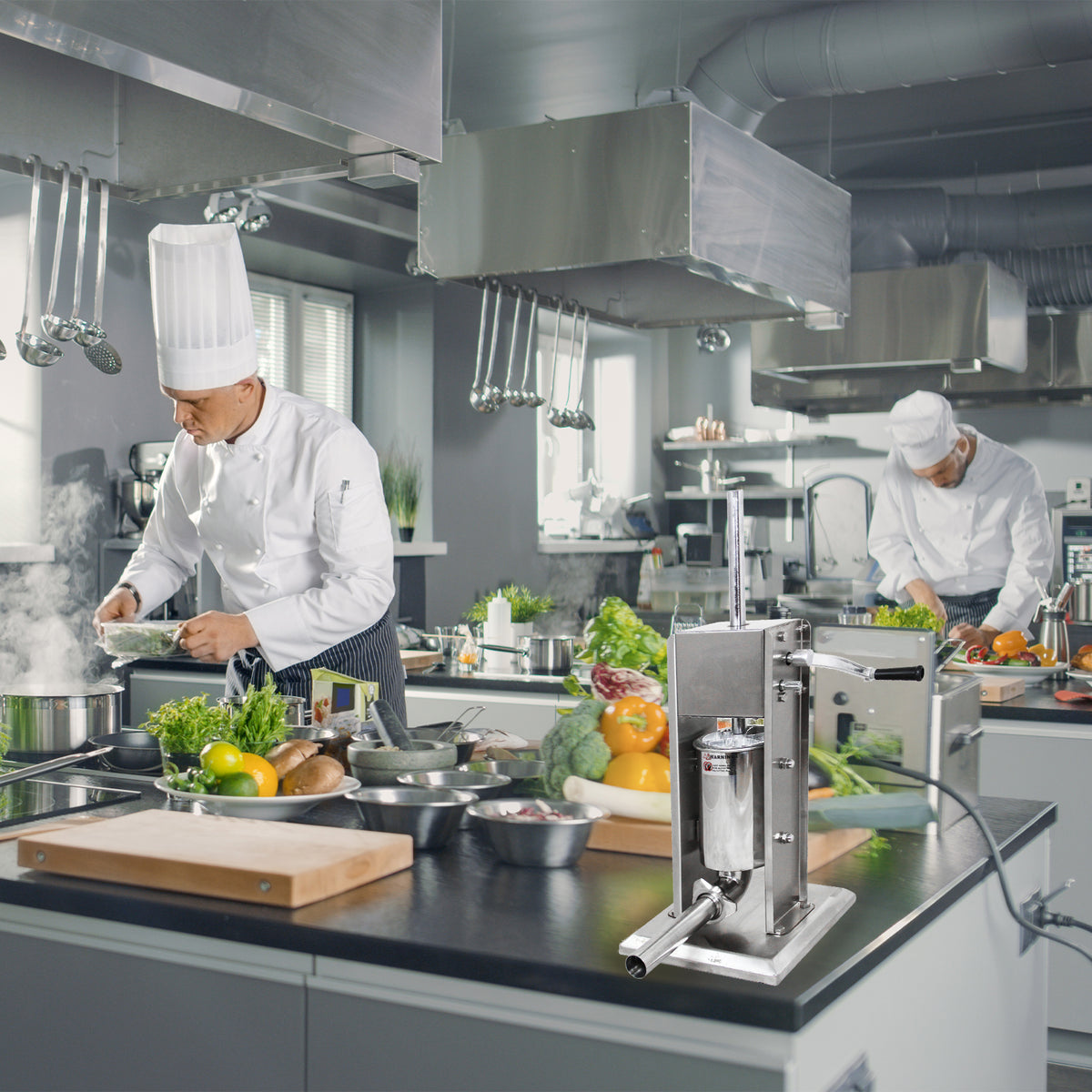 Professionele koks in een moderne keuken, bezig met het bereiden van verse ingrediënten en gerechten, met stoom en kleurrijke groenten