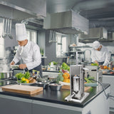 Professionele koks in een moderne keuken, bezig met het bereiden van verse ingrediënten en gerechten, met stoom en kleurrijke groenten