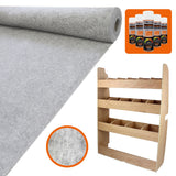 Zilvergrijze bestelwagenbekleding van vilt met een zachte textuur, naast een houten rek voor Ford Transit Custom SWB accessoires