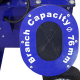 Blauwe houtversnipperaar met een ronde opening, gemarkeerd met 'Branch Capacity 76 mm', robuuste constructie en stevige wielen