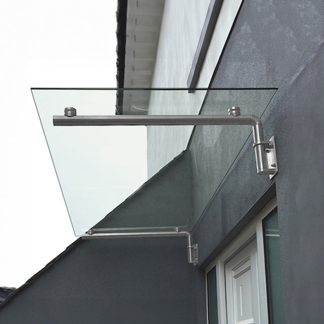 Transparante glazen luifel van 144 cm breed en 80 cm diep, met een moderne roestvrijstalen bevestiging aan een muur