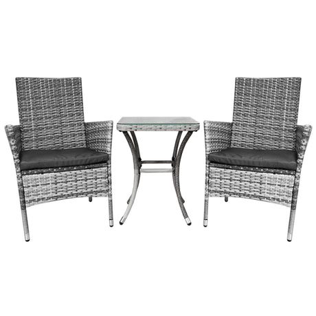 Twee moderne wicker stoelen met grijze kussens en een bijpassende glazen tafel, perfect voor een stijlvolle buitenruimte