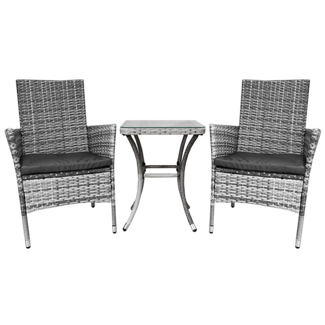 Twee moderne wicker stoelen met grijze kussens en een bijpassende glazen tafel, perfect voor een stijlvolle buitenruimte