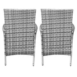 Twee moderne, lichtgrijze wicker stoelen met een elegante, gebogen rugleuning en metalen poten, perfect voor buitengebruik
